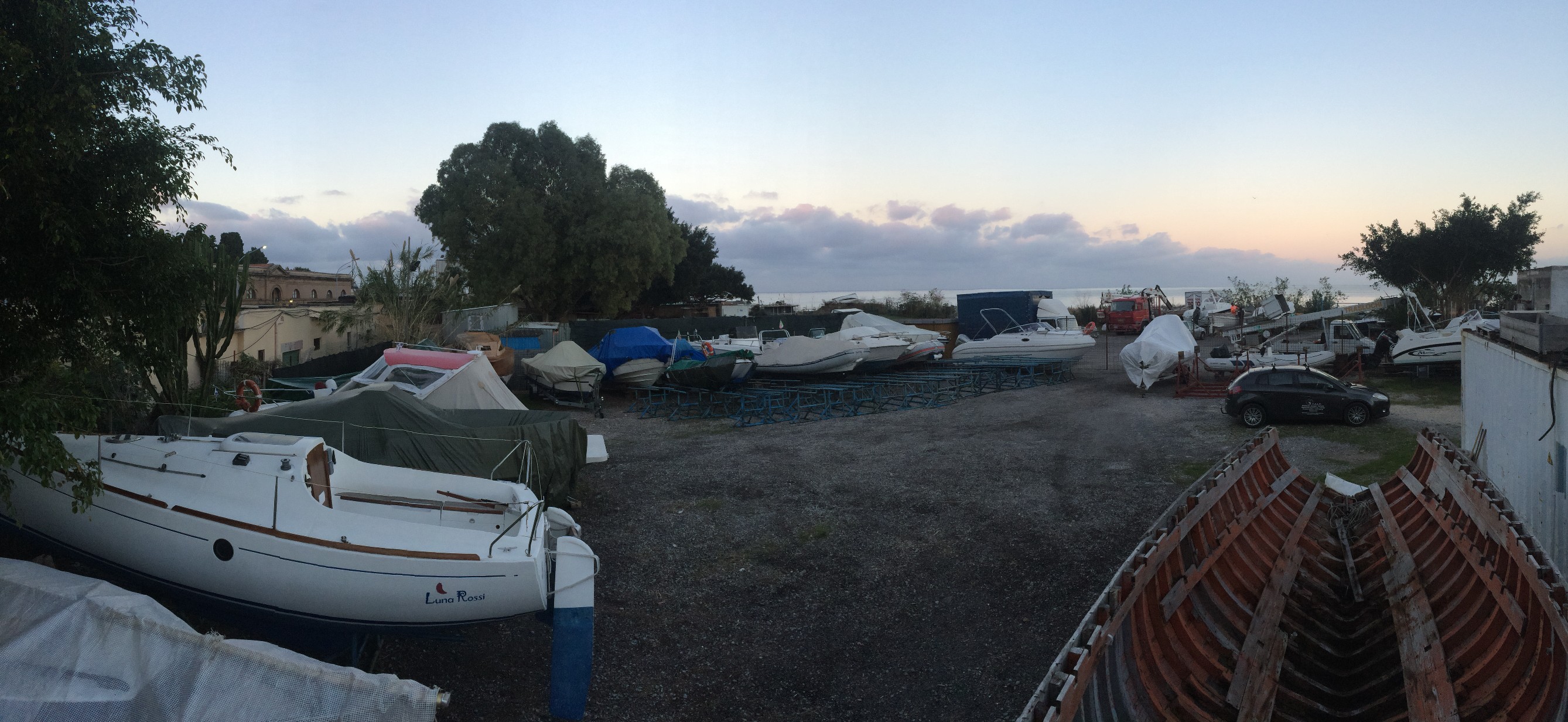 Ci troviamo in via Papa Sergio 1 al civico 87 di fronte il cimitero dei rotoli zona arenella palermo