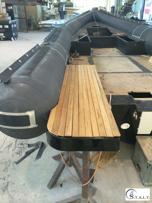 Realizzazione coperta in teak su gommone
