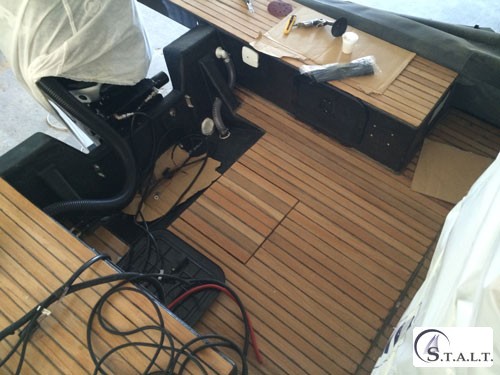 Realizzazione coperta in teak su gommone