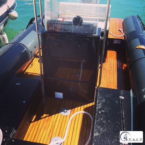 Realizzazione coperta in teak su gommone