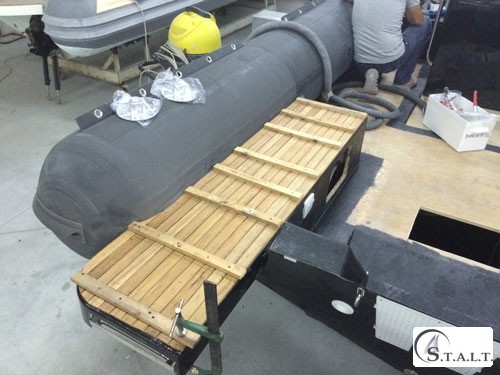 Realizzazione coperta in teak su gommone