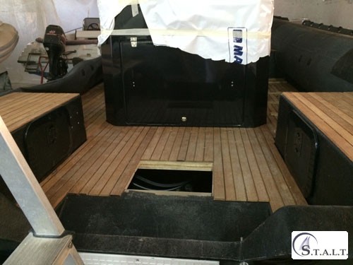 Realizzazione coperta in teak su gommone