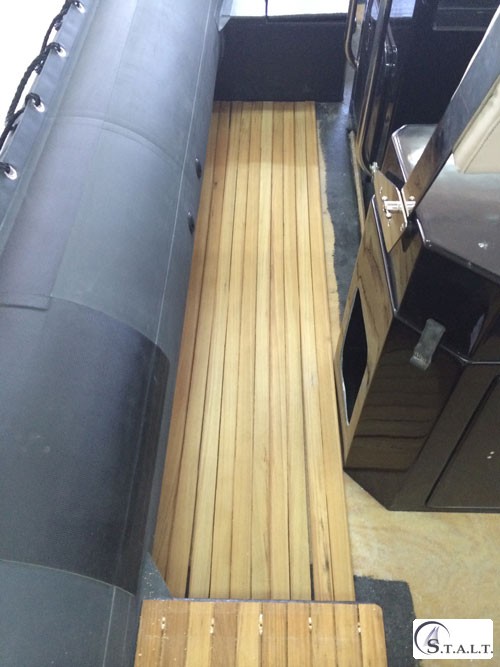 Realizzazione coperta in teak su gommone