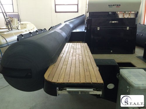 Realizzazione coperta in teak su gommone