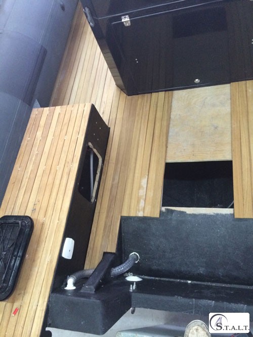 Realizzazione coperta in teak su gommone