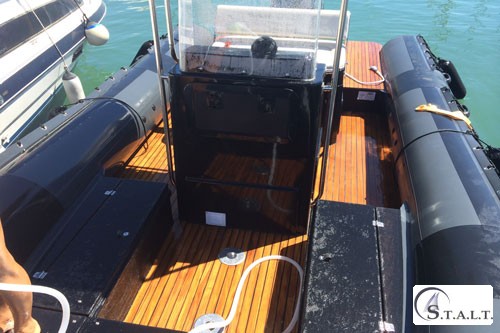 Realizzazione coperta in teak su gommone