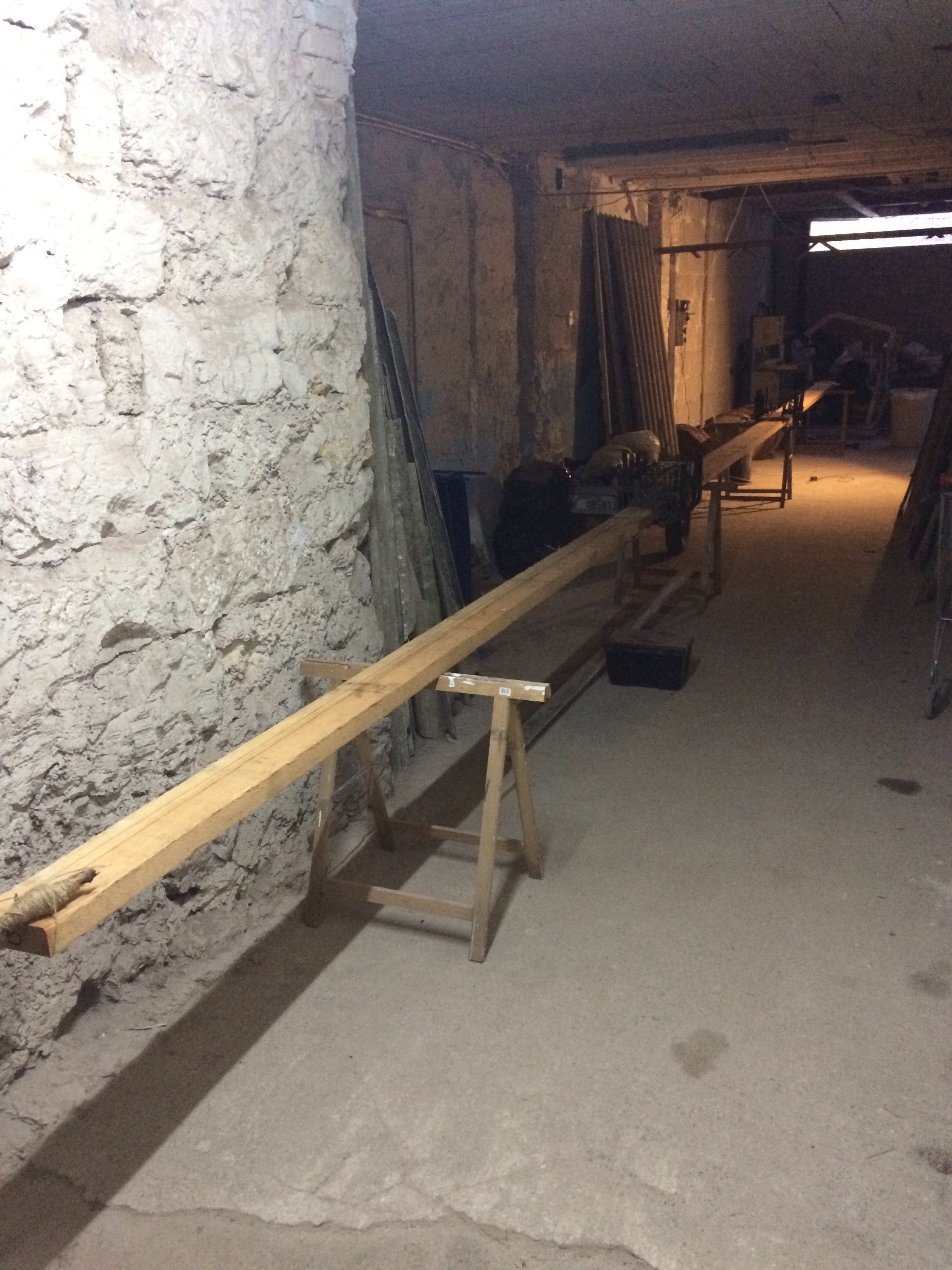 Durante le fasi di realizzazione di un albero in legno di douglas di 12 metri.