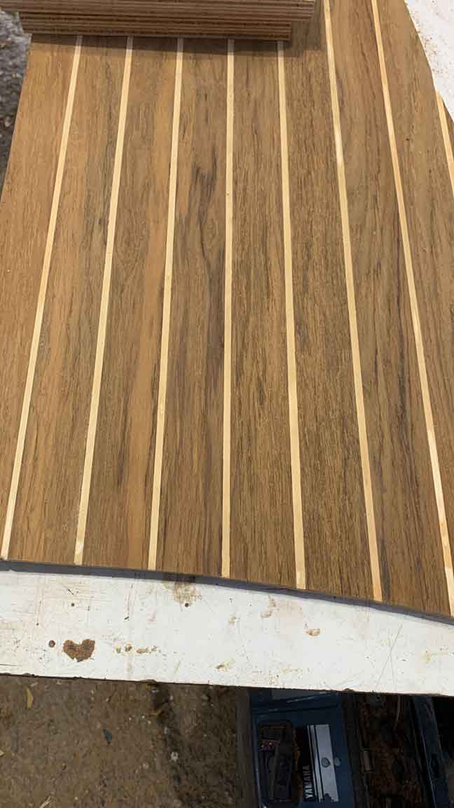 Realizzazione pavimento teak per un gommone