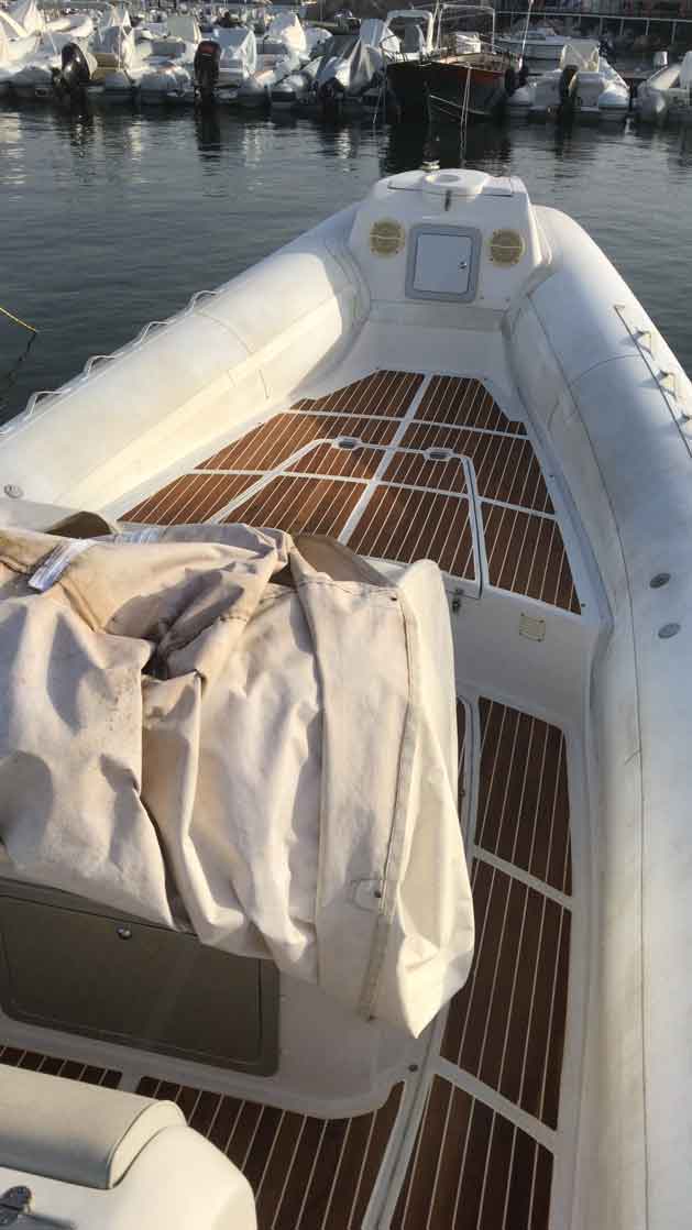Realizzazione pavimento teak per un gommone